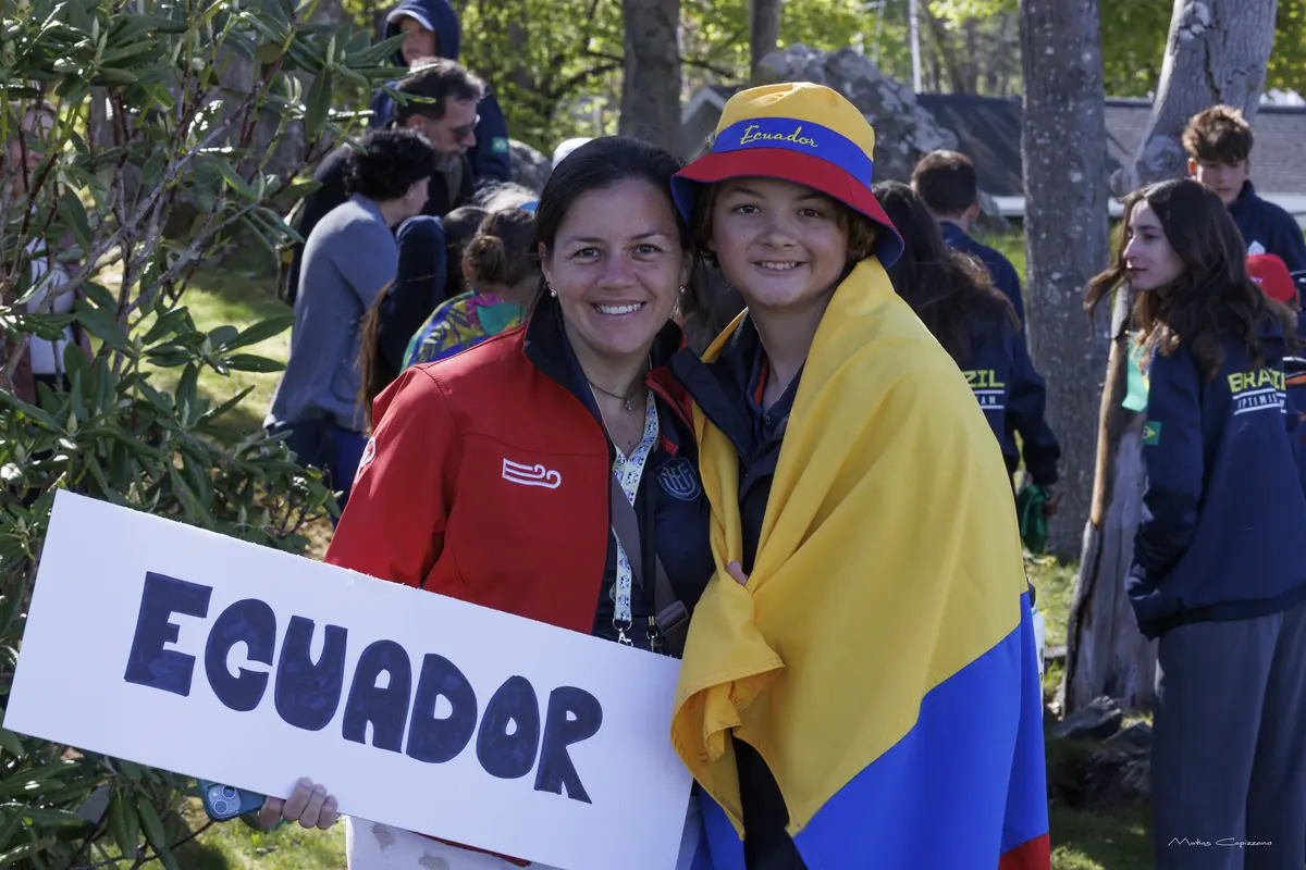 Integrantes de la delegación ecuatoriana con un cartel de Ecuador y la bandera nacional en el Campeonato Norteamericano 2026.